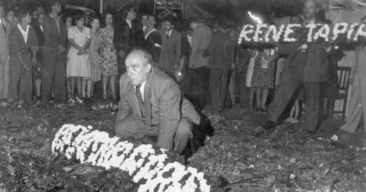 Elías Lafertte deposits an offering for the victims of incidents in Plaza Bulnes. [Wikipedia]