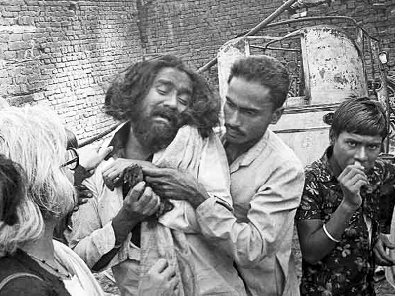 Relatives grieve at a funeral after the Sikh riots in Delhi. Over three days in Nov 1984, 350 Sikhs had lost their lives here. [gulfnews.com]