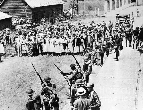 Striking textile workers come up against state troopers in 1934 [libcom.org]