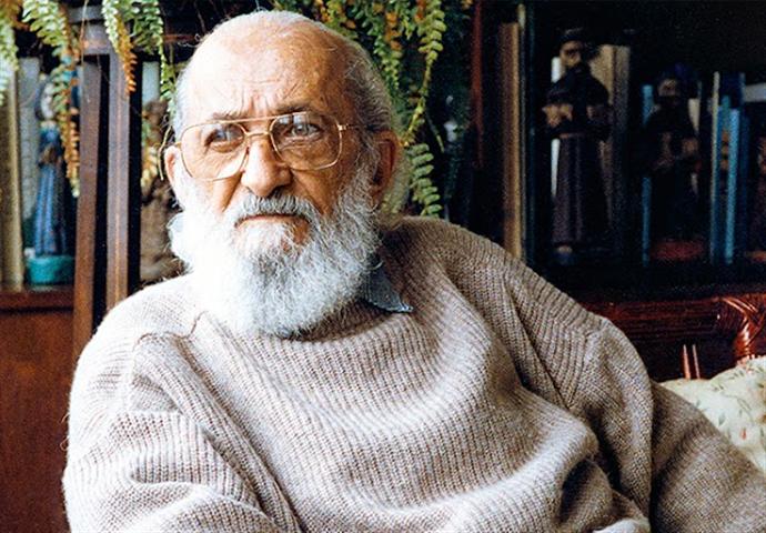 A photo portrait of Paulo Freire [plenglish.com]